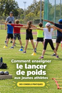 Enfant apprenant à lancer un poids dans un parc