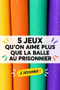 Un groupe d'amis jouant ensemble à un jeu amusant dans un parc.