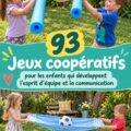 Un groupe d'enfants riant ensemble tout en jouant à un jeu coopératif en plein air.